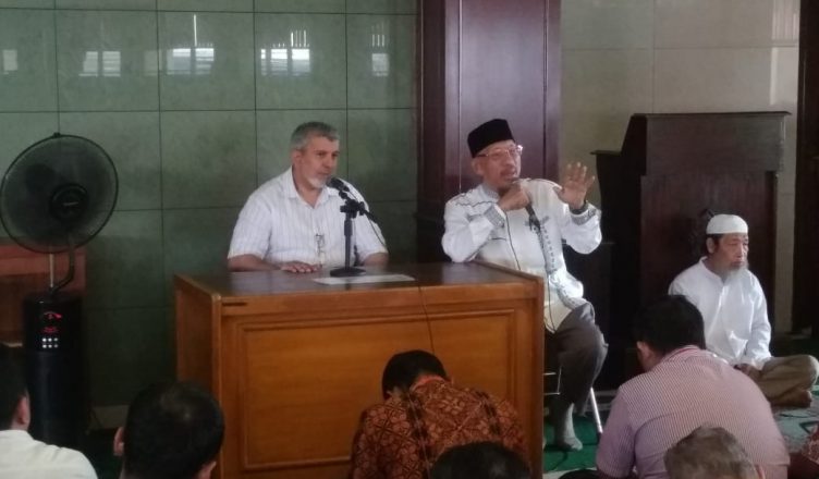 Sudah 30 Tahun Berlalu, Direktur Jamiah An-Nuury Kuwait Kembali Shalat di Masjid Dewan Dakwah 